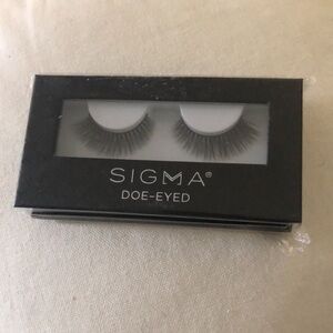 SIGMA Doe-Eyed SILK Synthetic Eyelashes Full Volume Up To 25 Wears Black Diva
